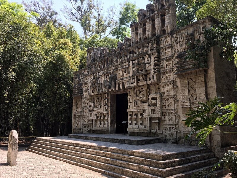 aprender algo de historia en el museo nacional lao