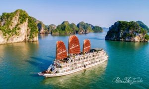 Pequeño grupo del crucero por Halong