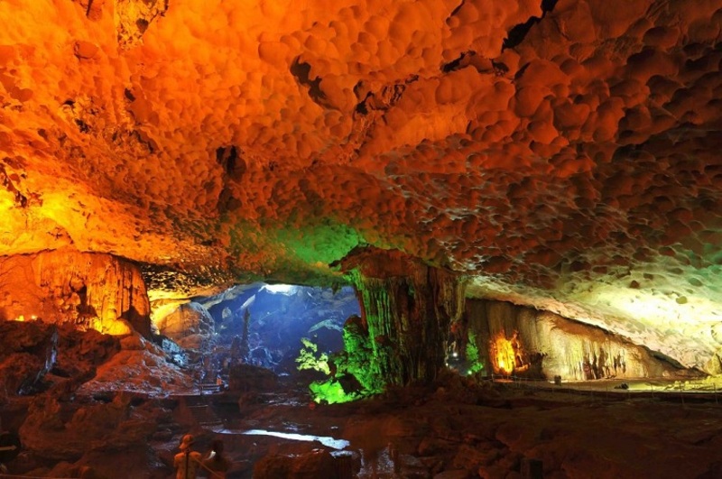 Cueva oscura y brillante