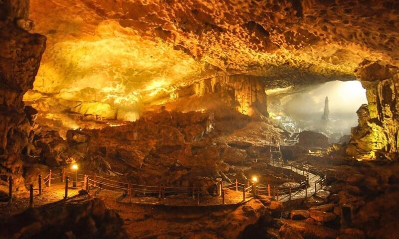 cueva oscura y brillante